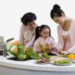 Bài văn mẫu lớp 5: Tả mẹ đang nấu cơm
